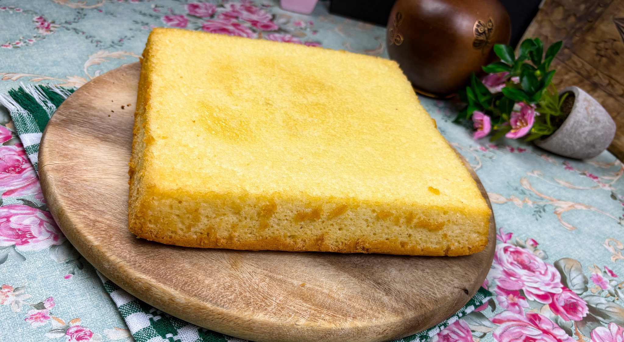 Blat de pandispan pufos cu vanilie. Reteta clasica explicata pas cu pas.