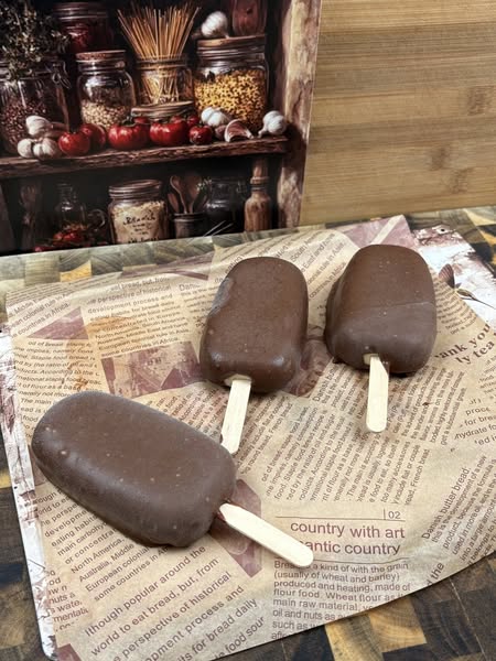 Inghetata pe bat din caise cu glazura de ciocolata.