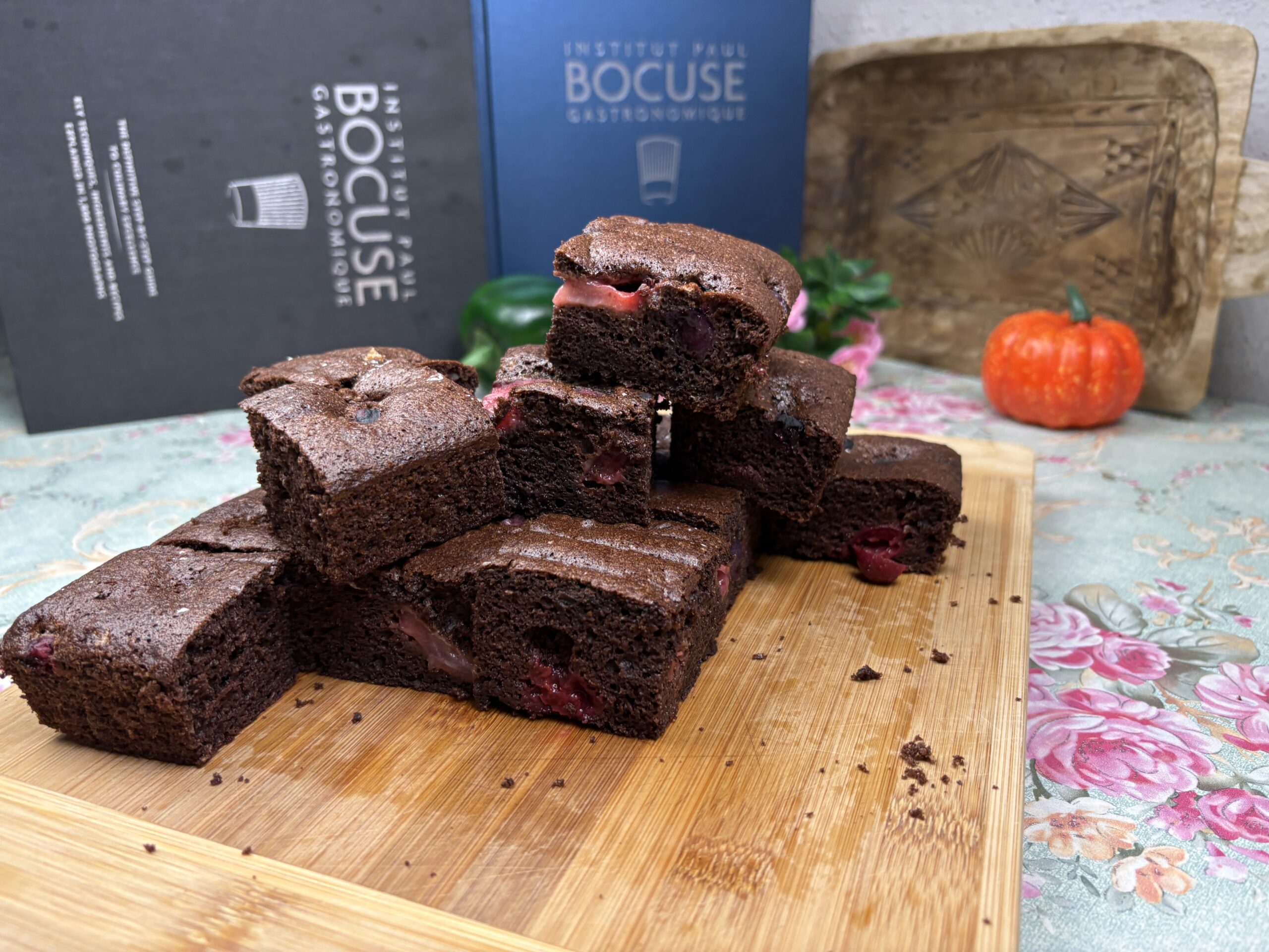 Blat pandispan cu cacao si fructe, reteta cu paharul fara cantar.