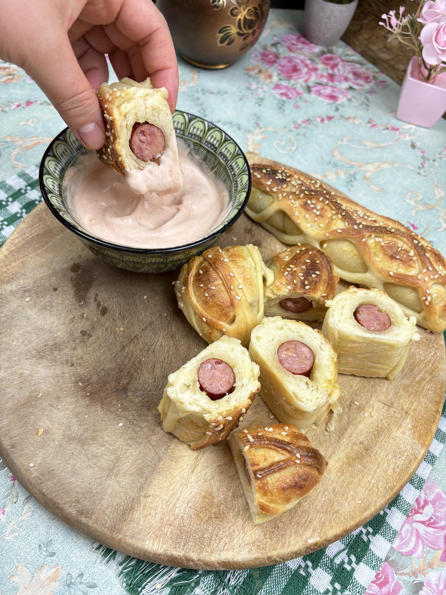 Cabanos in aluat de paine cu mustar. Se prepara in doar 10 minute.